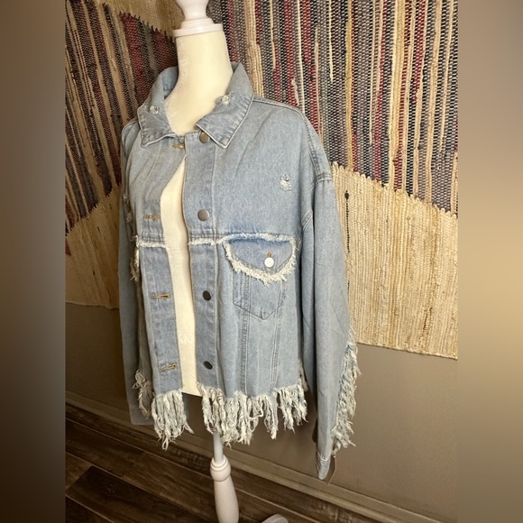 BNWT, PLUS POL cropped, distressed denim jacket with fringe - Picture 10 of 12